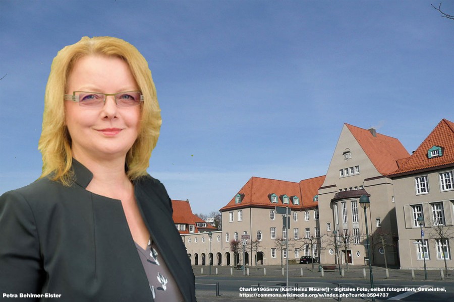 Petra Behlmer-Elster mit Rathaus